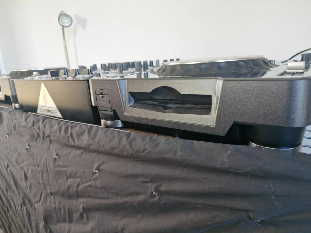 Pioneer CDJ1000'S MK3+MIXER+Flight Cases - Image 4