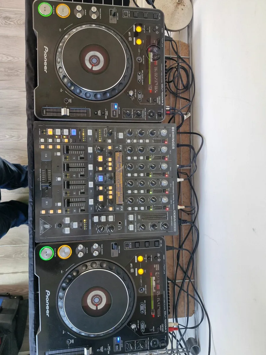 Pioneer CDJ1000'S MK3+MIXER+Flight Cases - Image 2