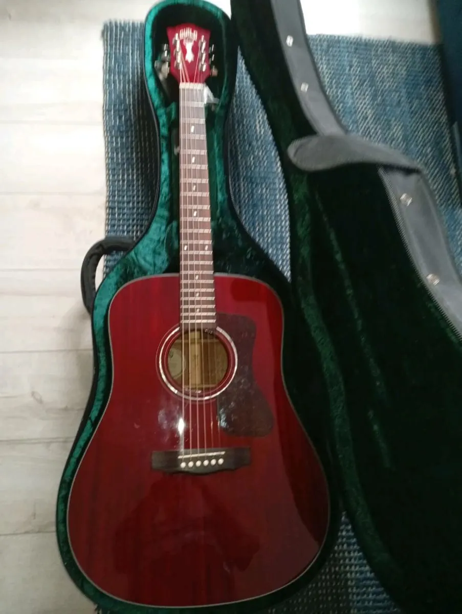 Guild D120 acoustic guitar - Image 1