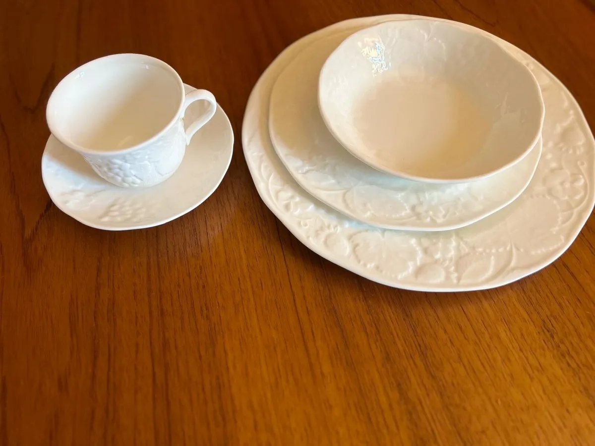 Wedgewood Strawberry & Vine - Dinner set - Image 1