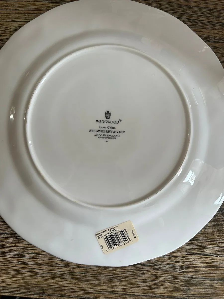 Wedgewood Strawberry & Vine - Dinner set - Image 4