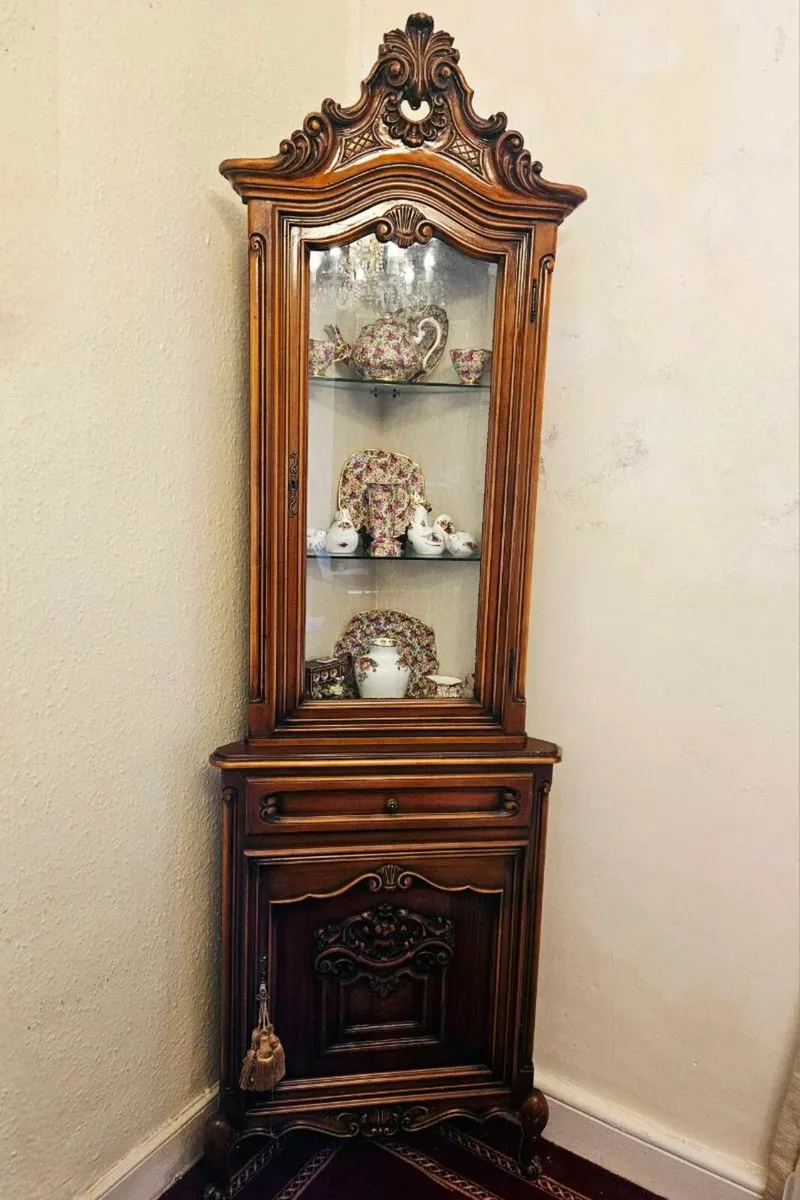 Corner Display Unit