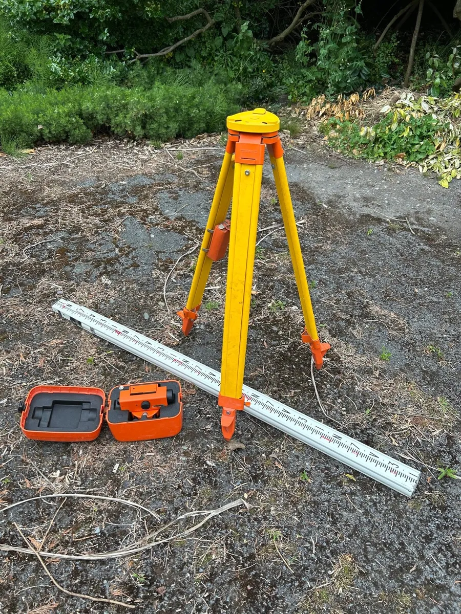 Survey tripod