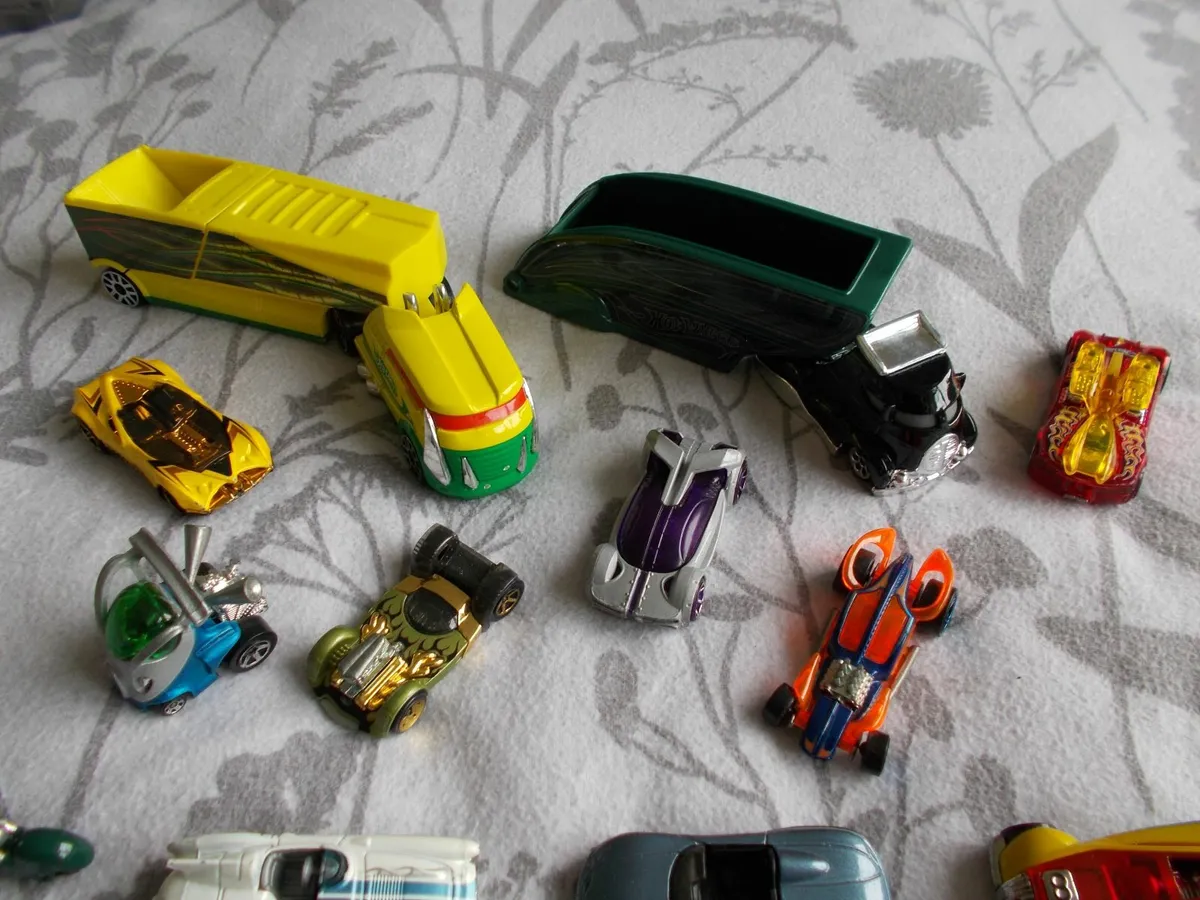 Lot of 25 Hot Wheels model cars and trucks - Image 2