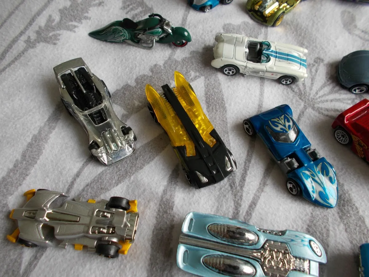 Lot of 25 Hot Wheels model cars and trucks - Image 3