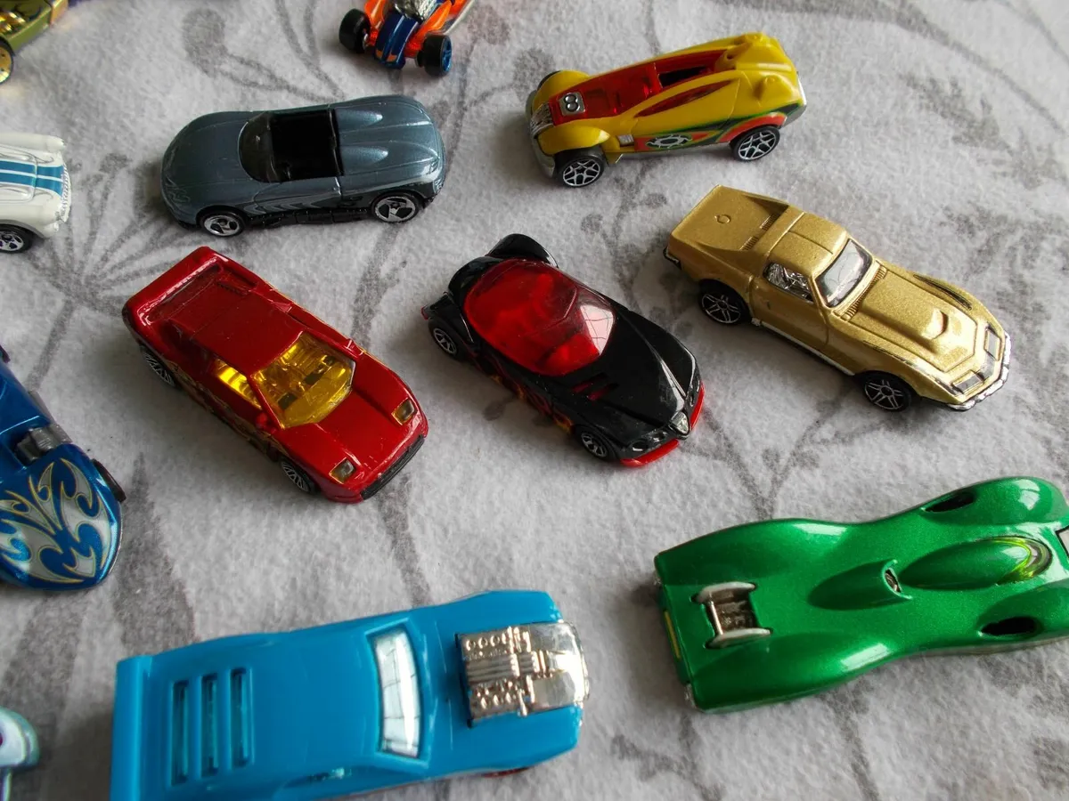 Lot of 25 Hot Wheels model cars and trucks - Image 4