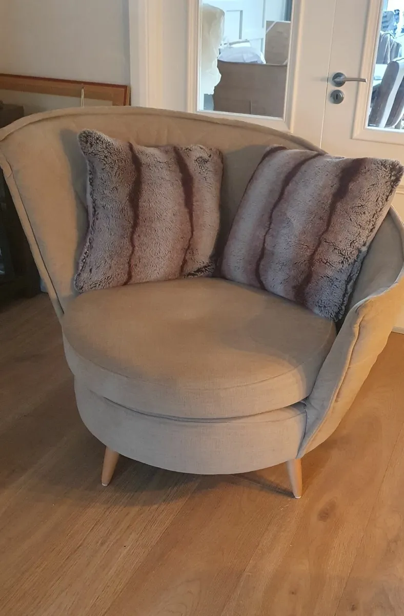 Top Quality Swivel Armchair - Image 2