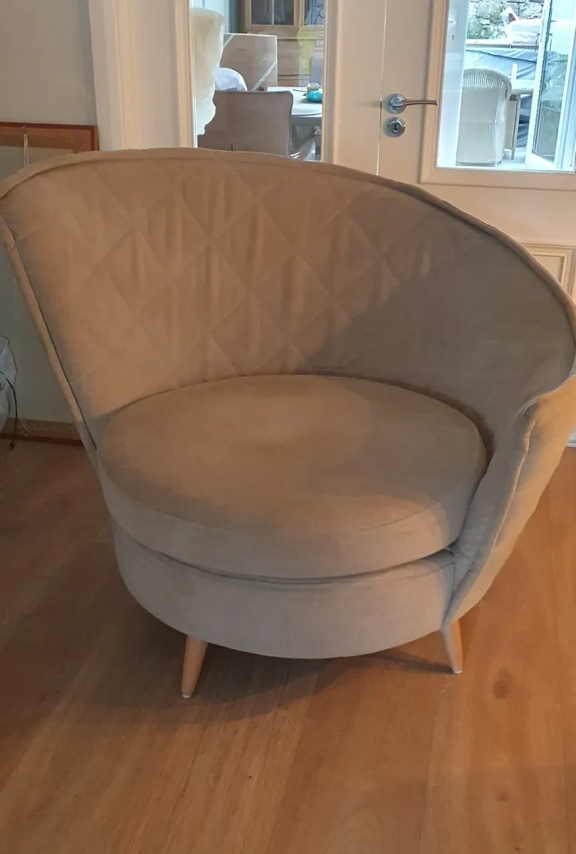 Top Quality Swivel Armchair - Image 1