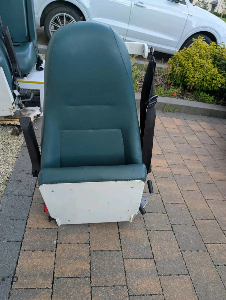 Commercial swivel seats - Image 1