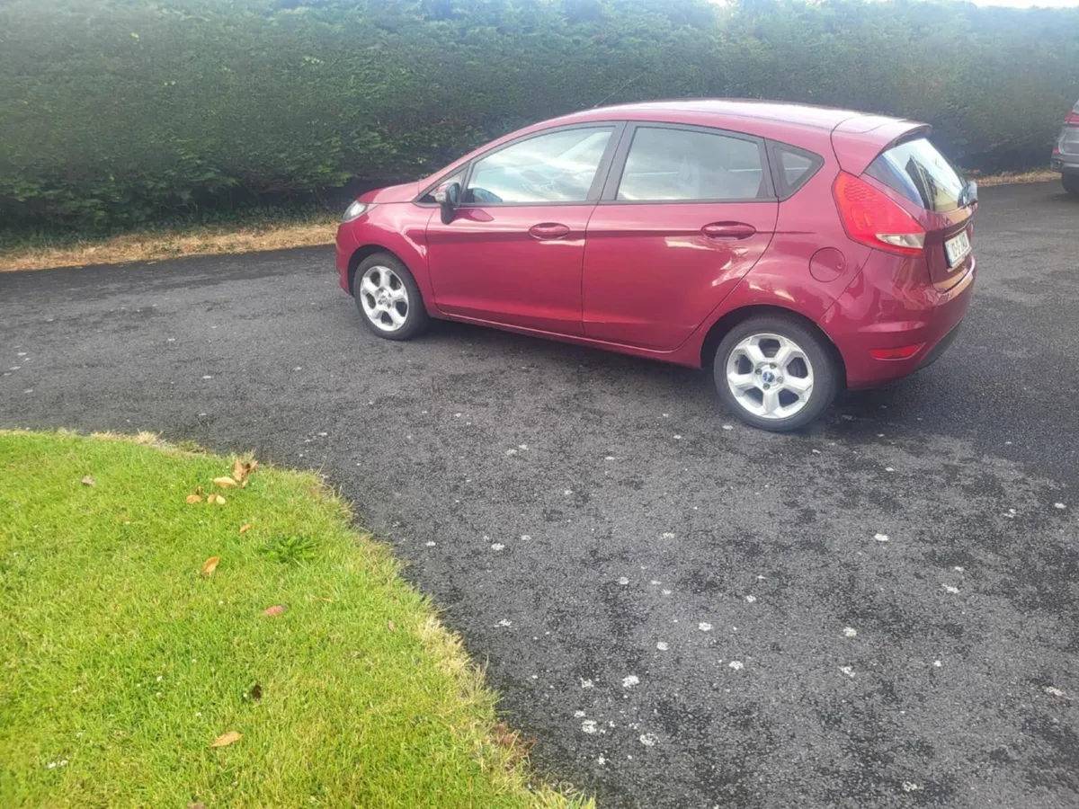 Ford Fiesta 2010 - Image 2