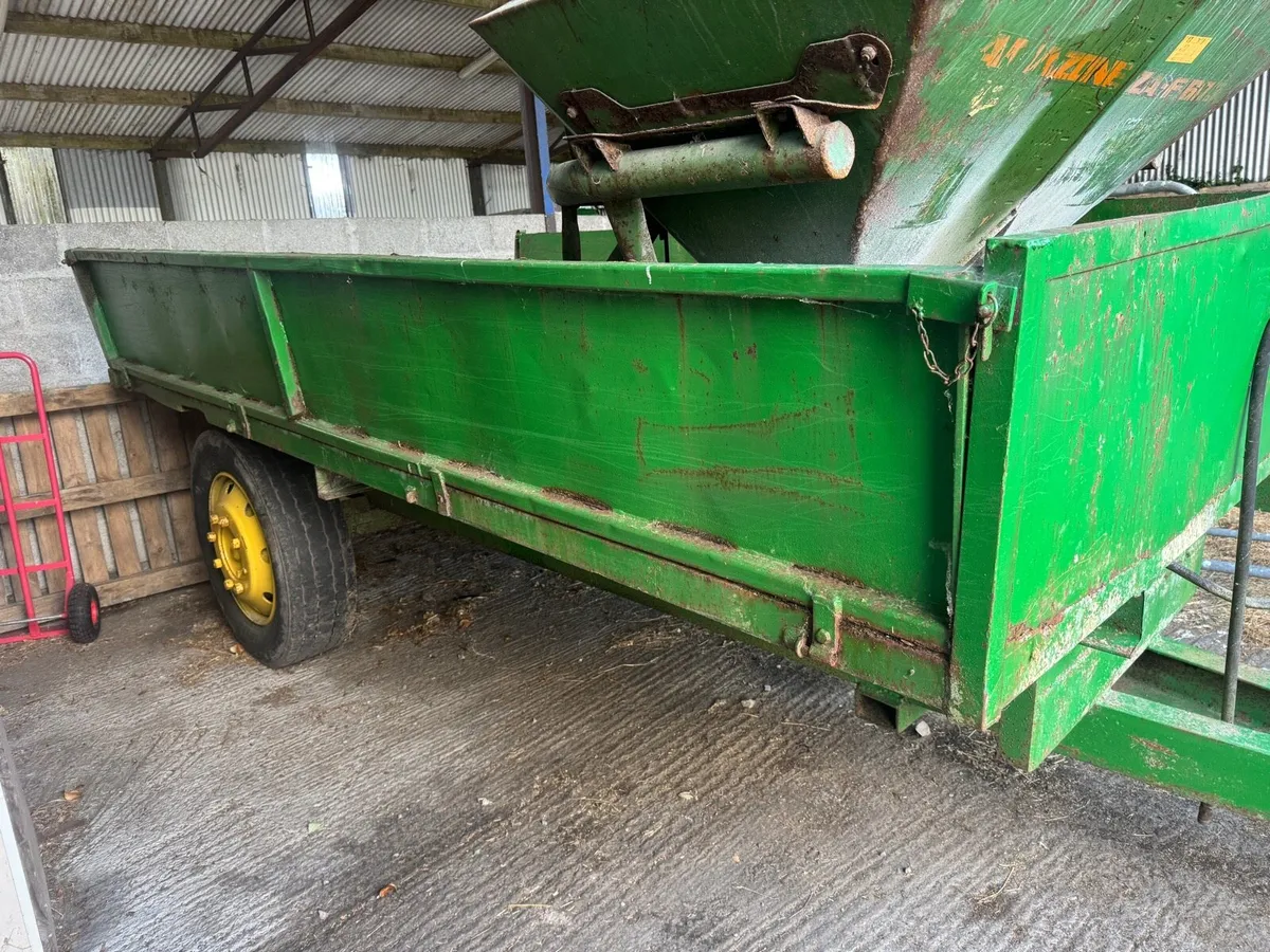 Tipping trailer & Fertiliser spreader - Image 1