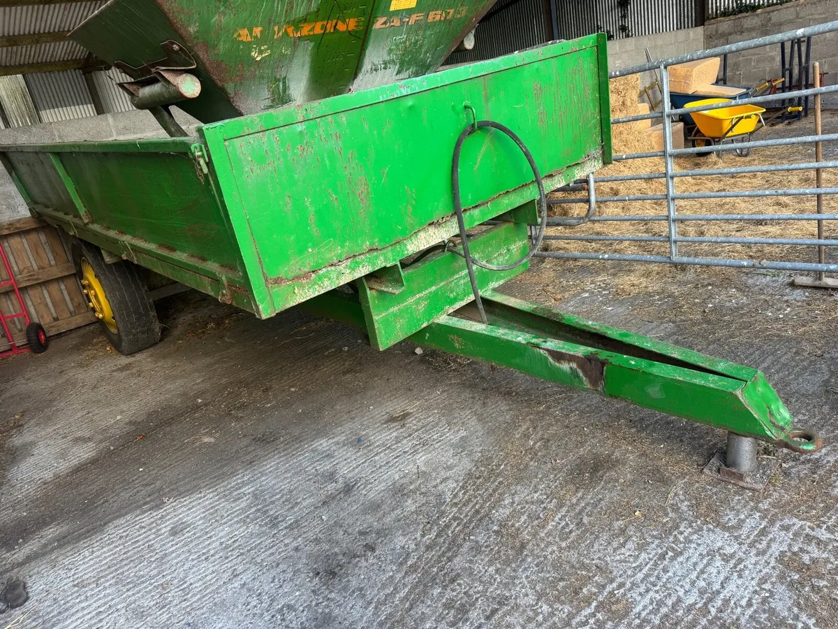 Tipping trailer & Fertiliser spreader - Image 3