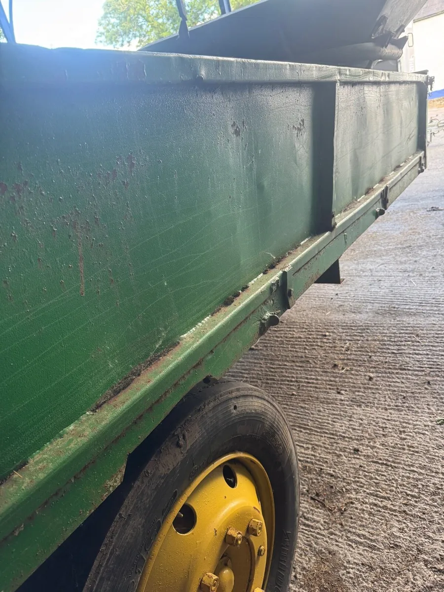 Tipping trailer & Fertiliser spreader - Image 4