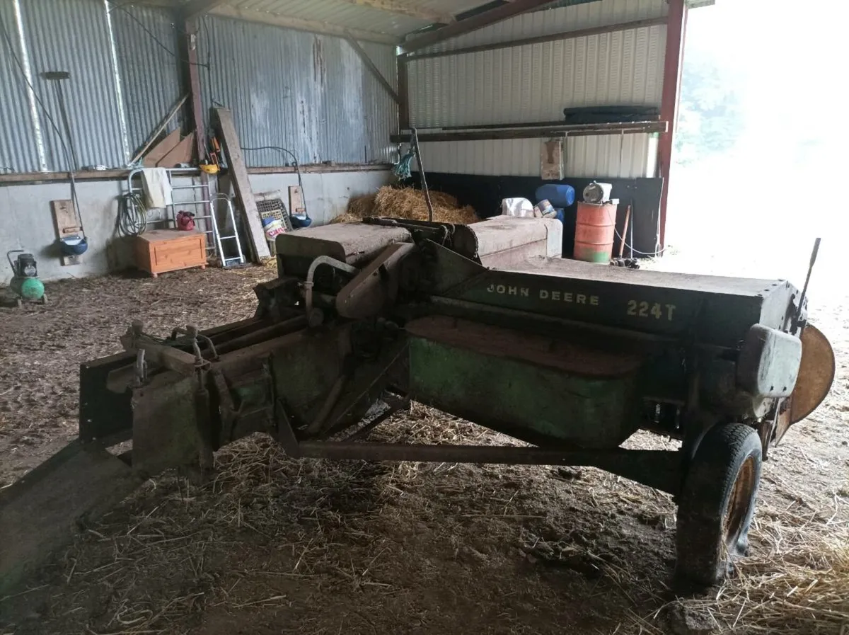John Deere 224T square baler - Image 1