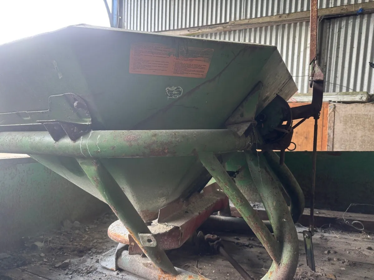 Fertiliser spreader€50 &  feeder €600 - Image 3