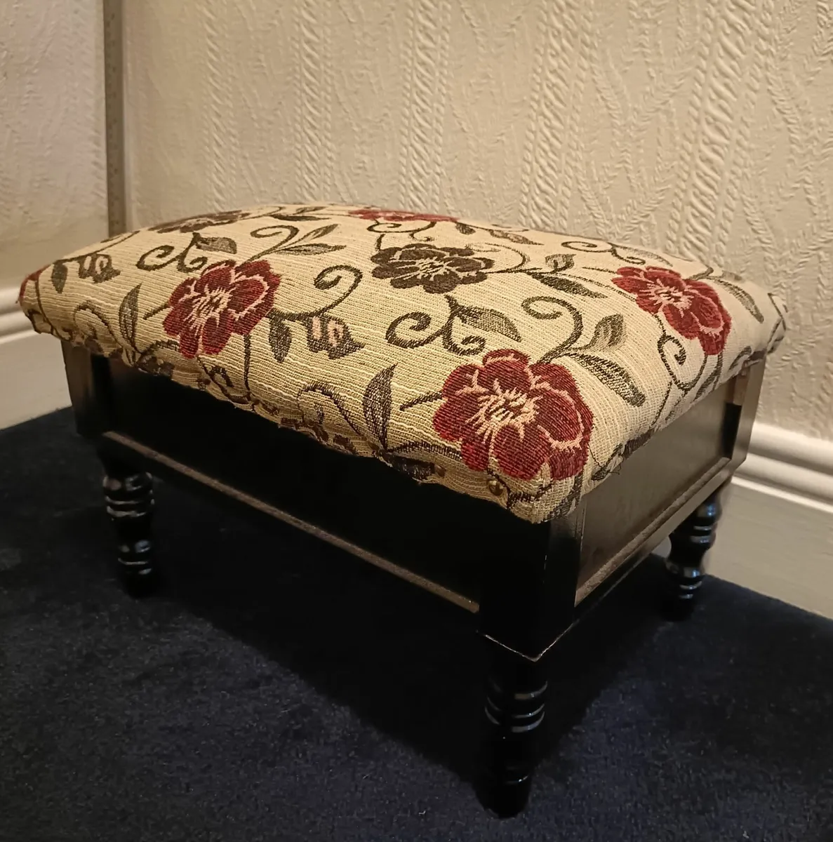 Low stool with storage - Image 2