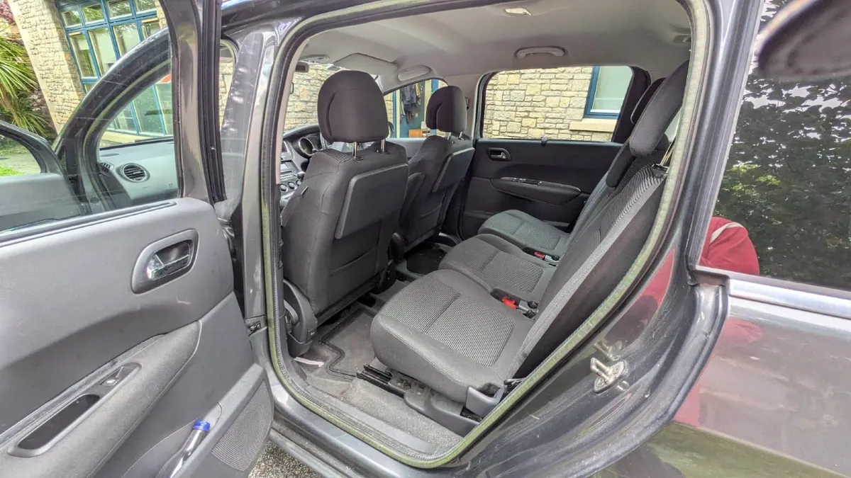 Peugeot 5008 2012 7 Seater - Image 1