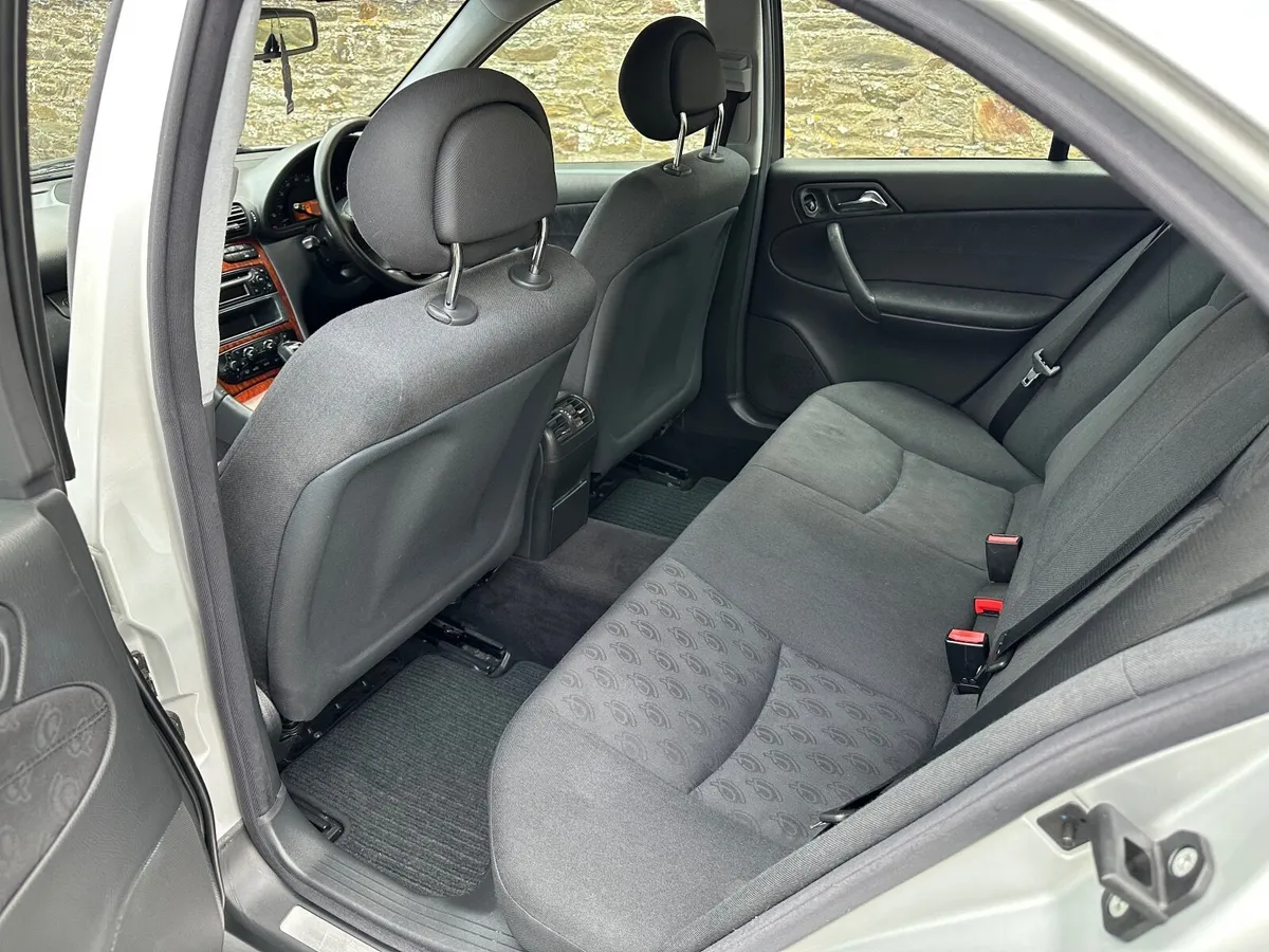 Mercedes-Benz C-Class 2003 - Image 4