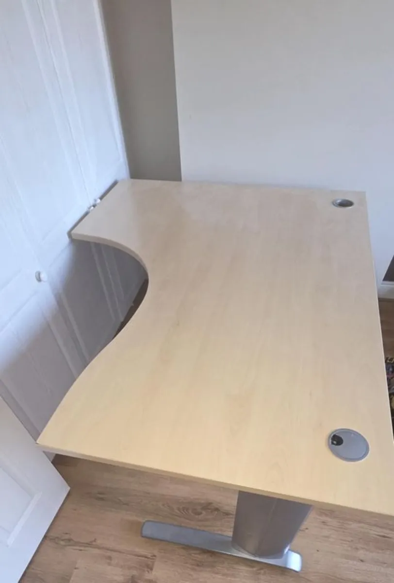 desk 1m.60cm x 1m.20cm in good condition - Image 1