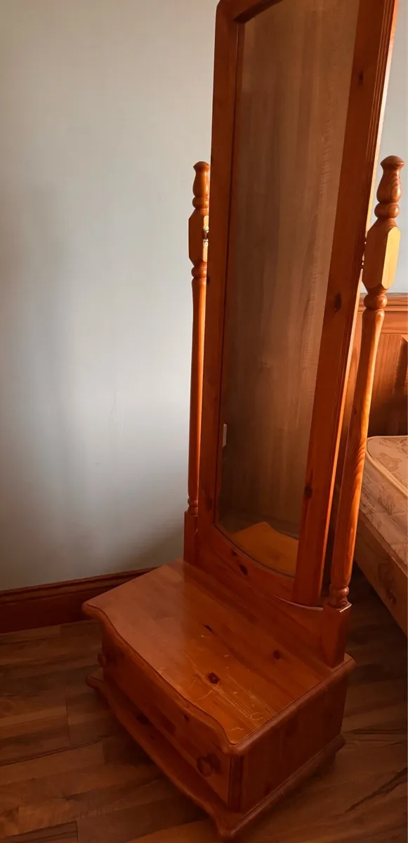 Standing mirror