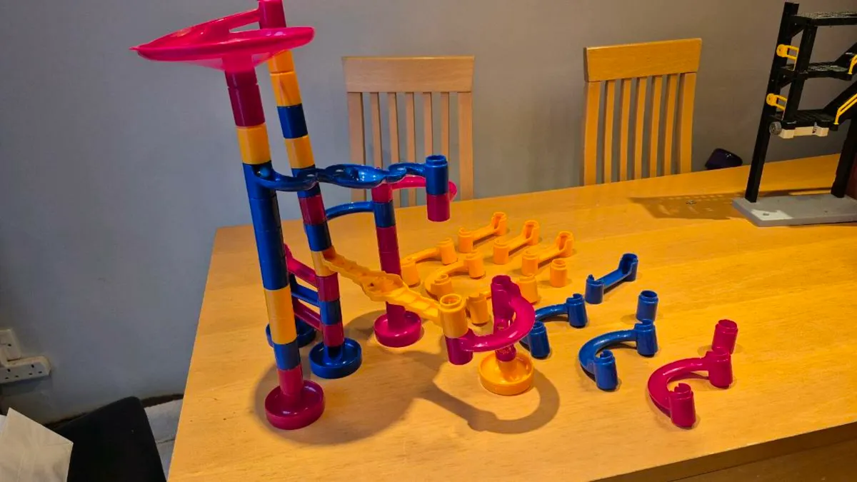 Marble run toy with many marbles