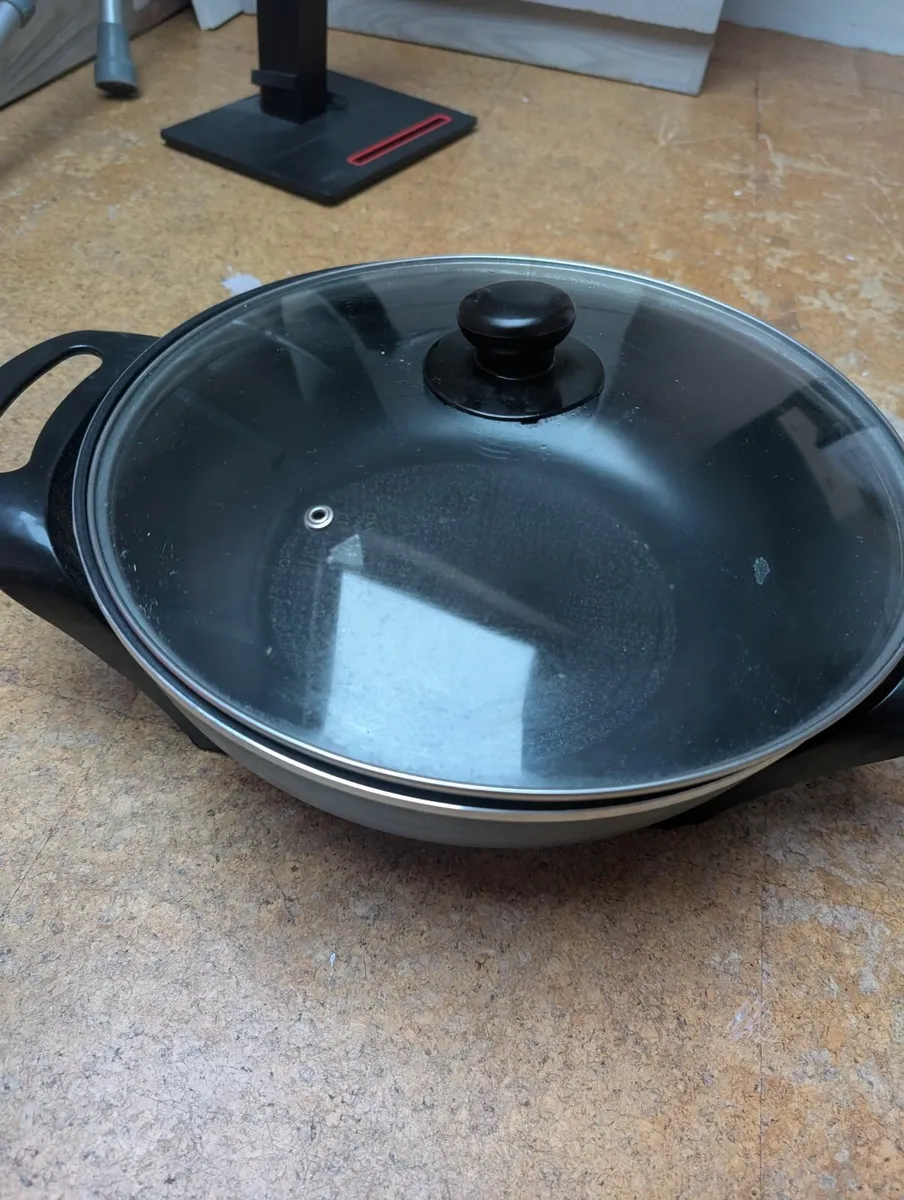 Quest Electric Wok with Lid 5 Litre