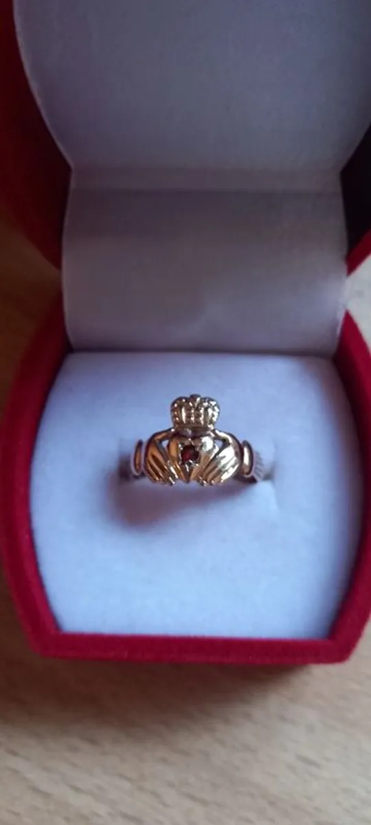 9ct gold claddagh ring no.12/size L on ringsizer - Image 1