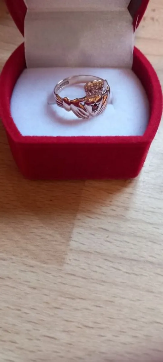 9ct gold claddagh ring no.12/size L on ringsizer - Image 2