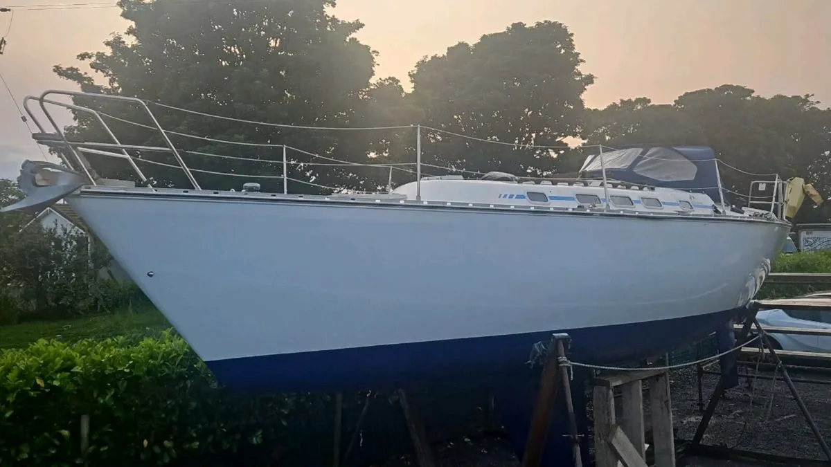 Friendship 35 sailing yacht - Image 2