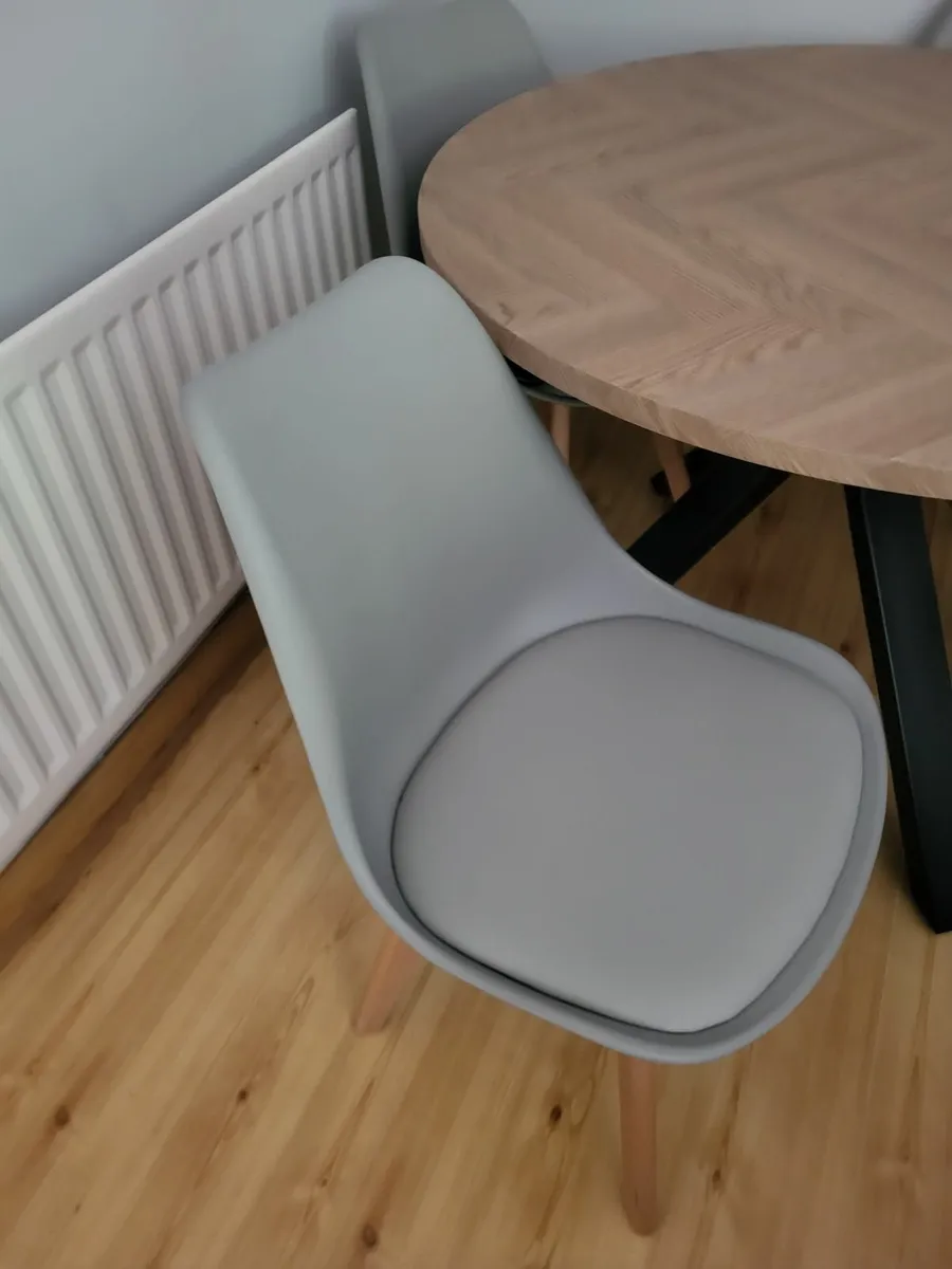 Table and chairs - Image 1
