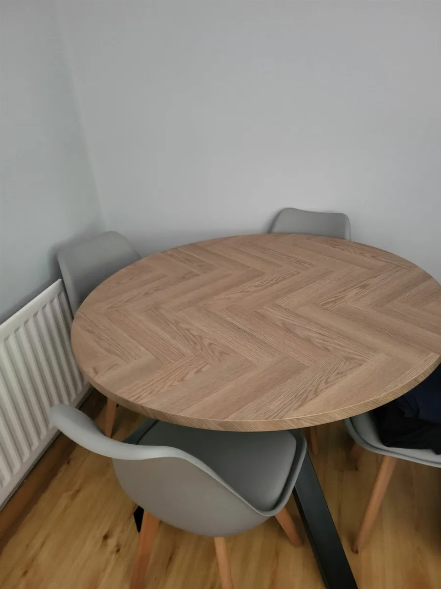 Table and chairs - Image 2