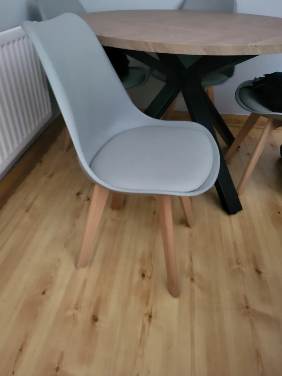 Table and chairs - Image 3