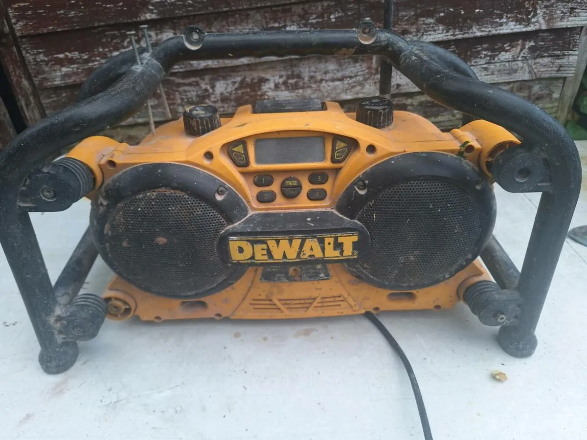 Dewalt radio - Image 3