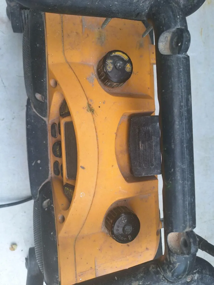 Dewalt radio - Image 4