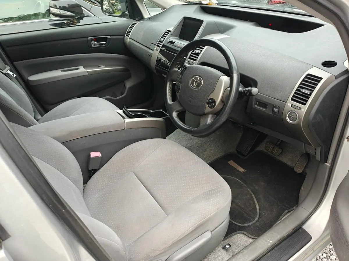 Toyota Prius 2009 very low km - Image 4