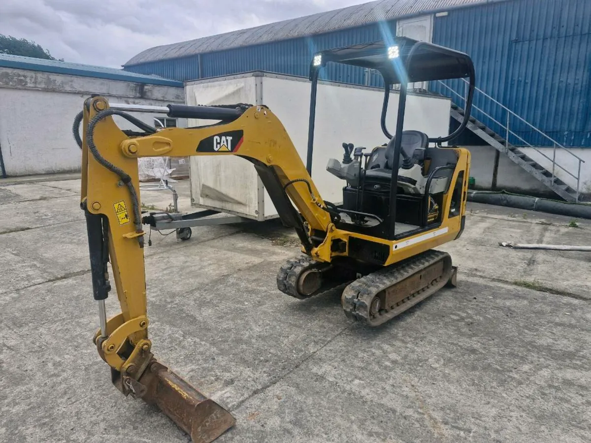1.8 ton cat mini digger - Image 1