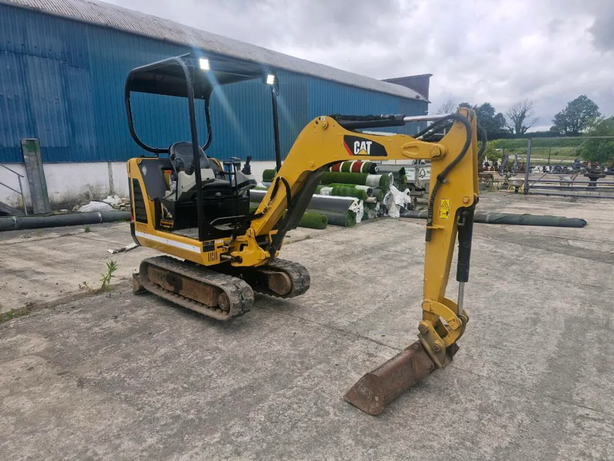 1.8 ton cat mini digger - Image 2