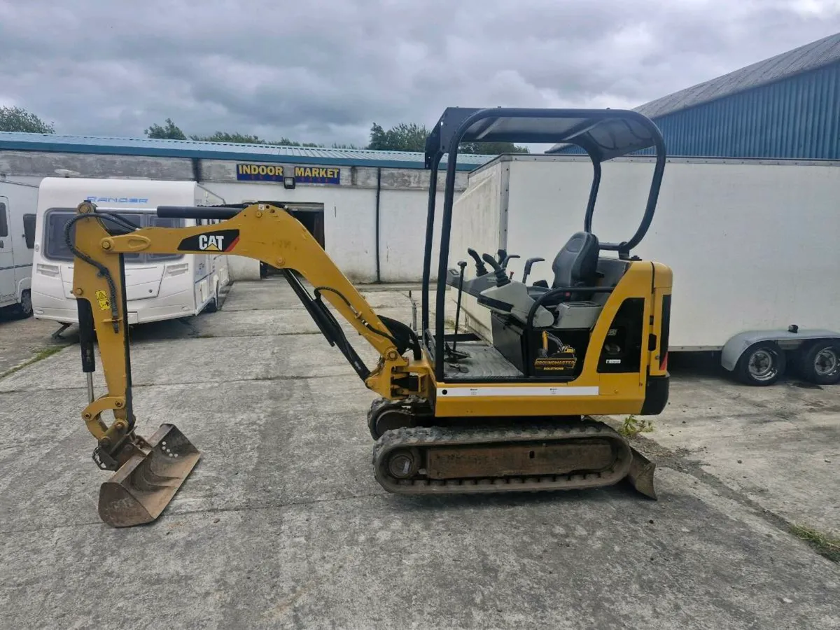 1.8 ton cat mini digger - Image 3