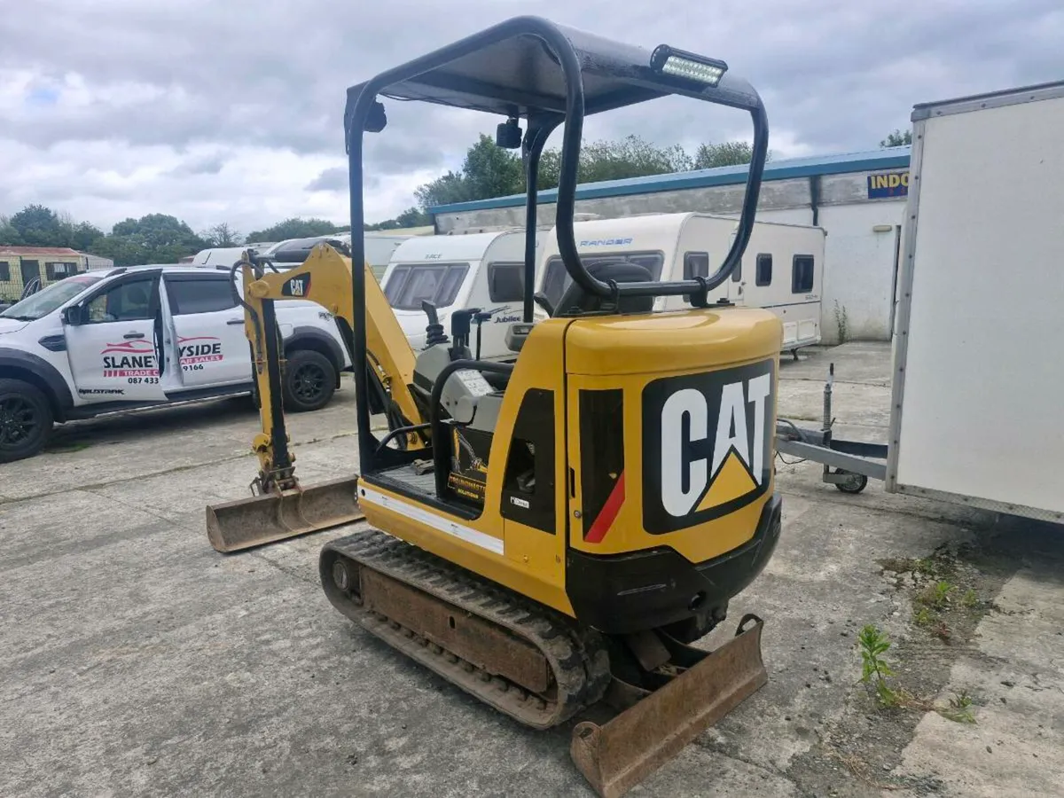 1.8 ton cat mini digger - Image 4