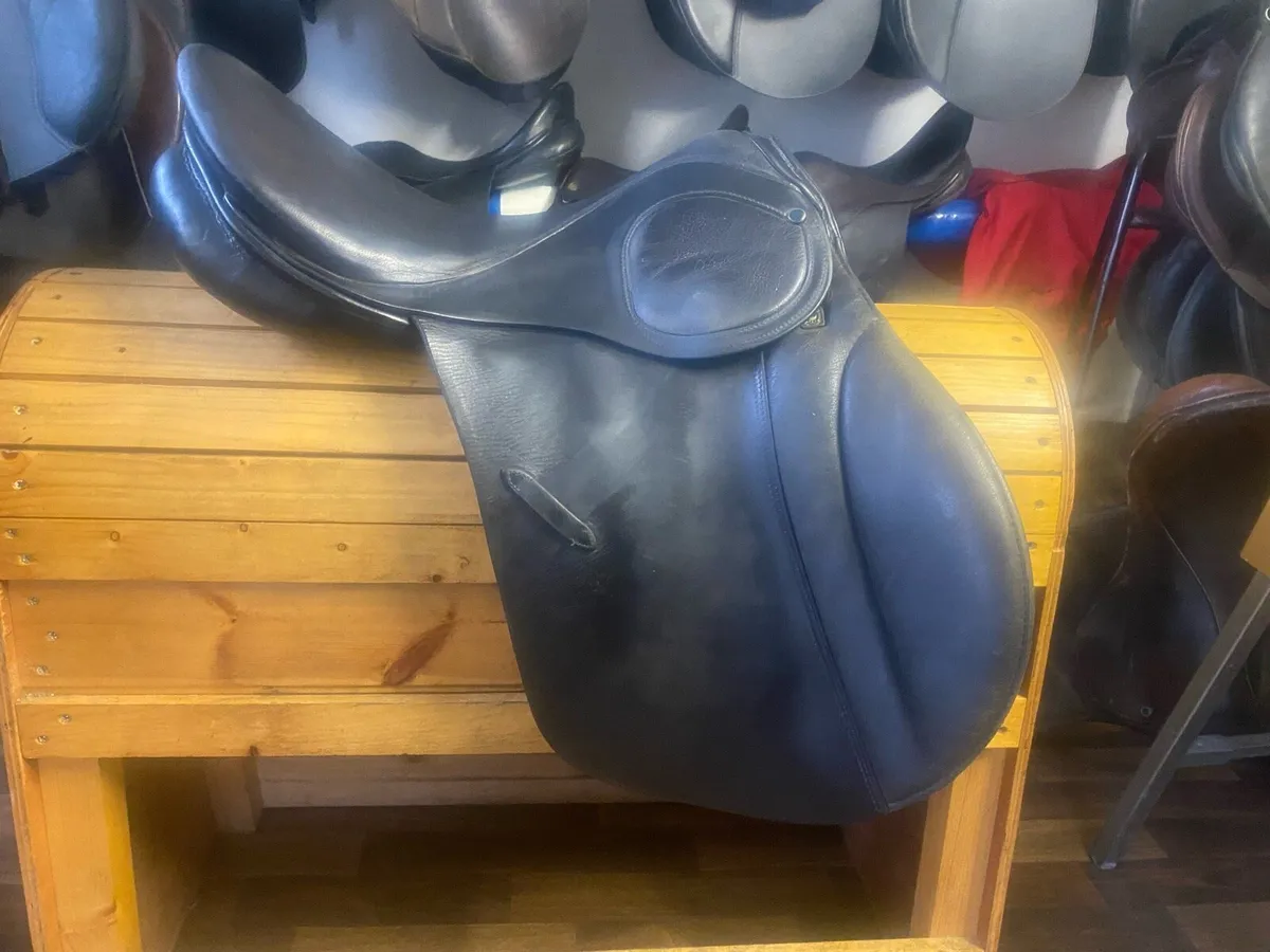 Stubben medium wide Leather saddle - Image 2