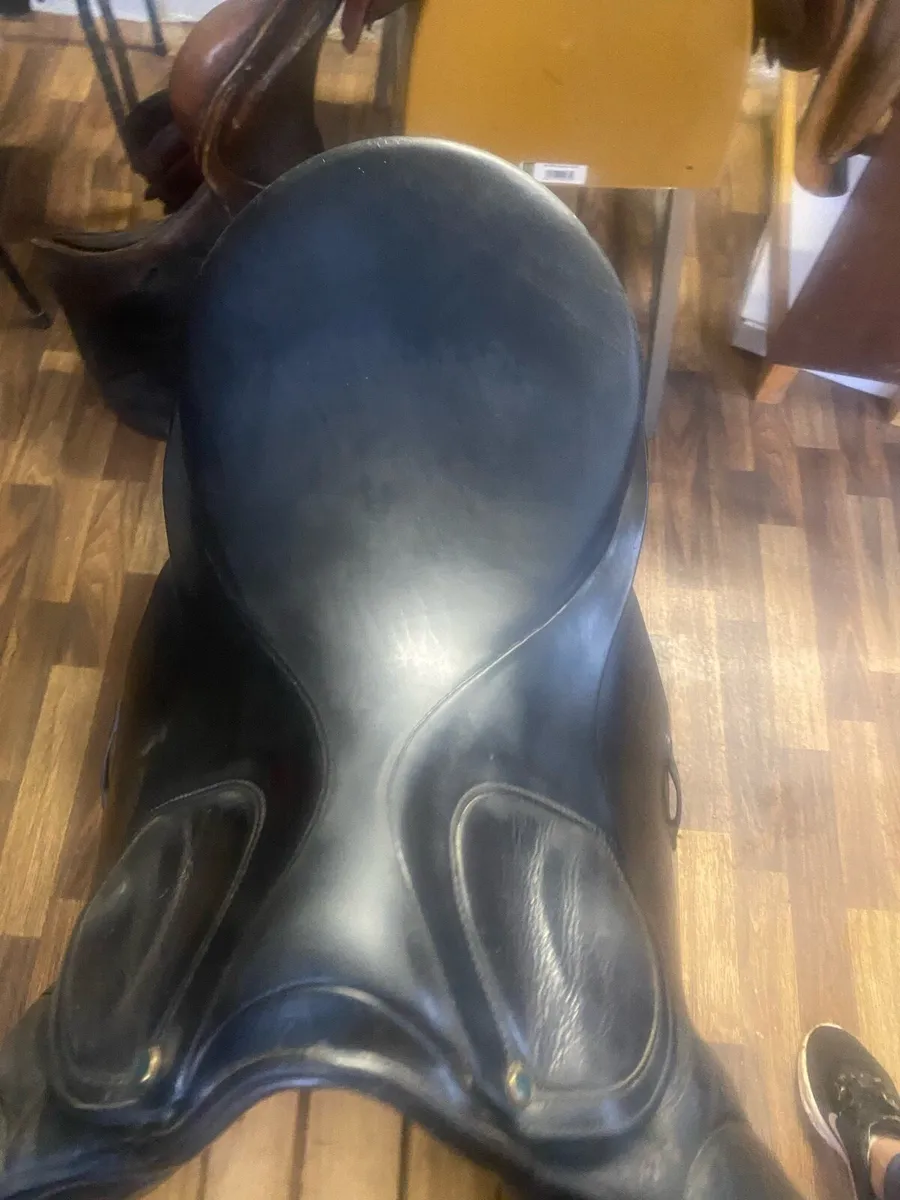 Stubben medium wide Leather saddle - Image 3