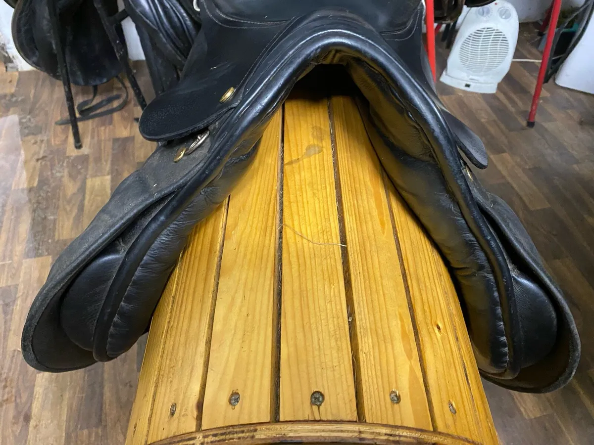 JC 17” wide Leather jump saddle - Image 2