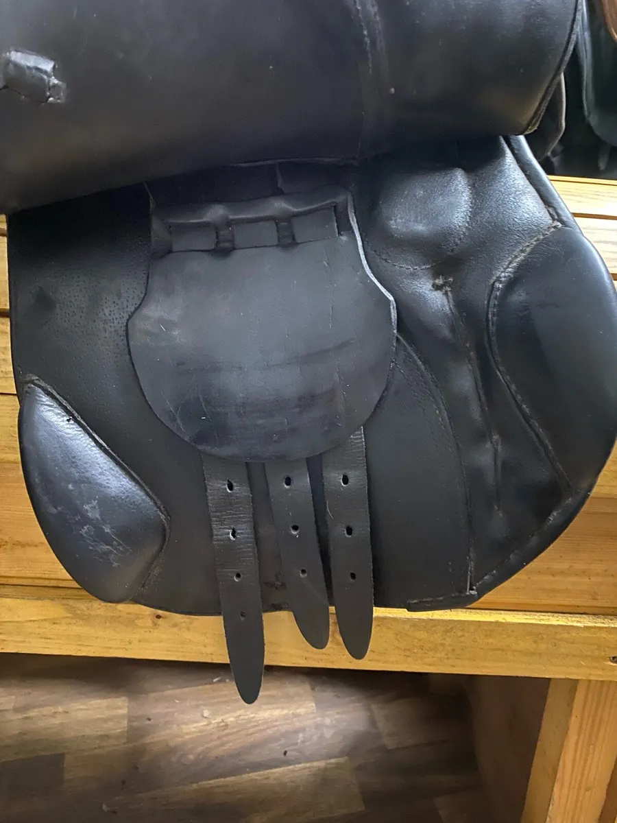 JC 17” wide Leather jump saddle - Image 4