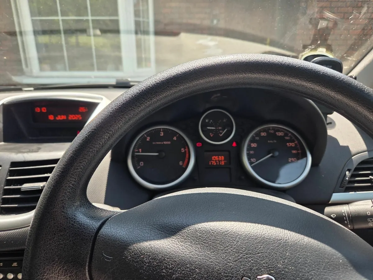 Peugeot 207 2012 - Image 2