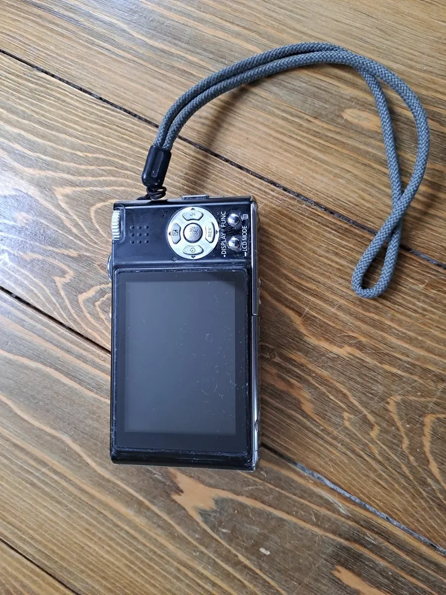 Compact digital camera - Image 3