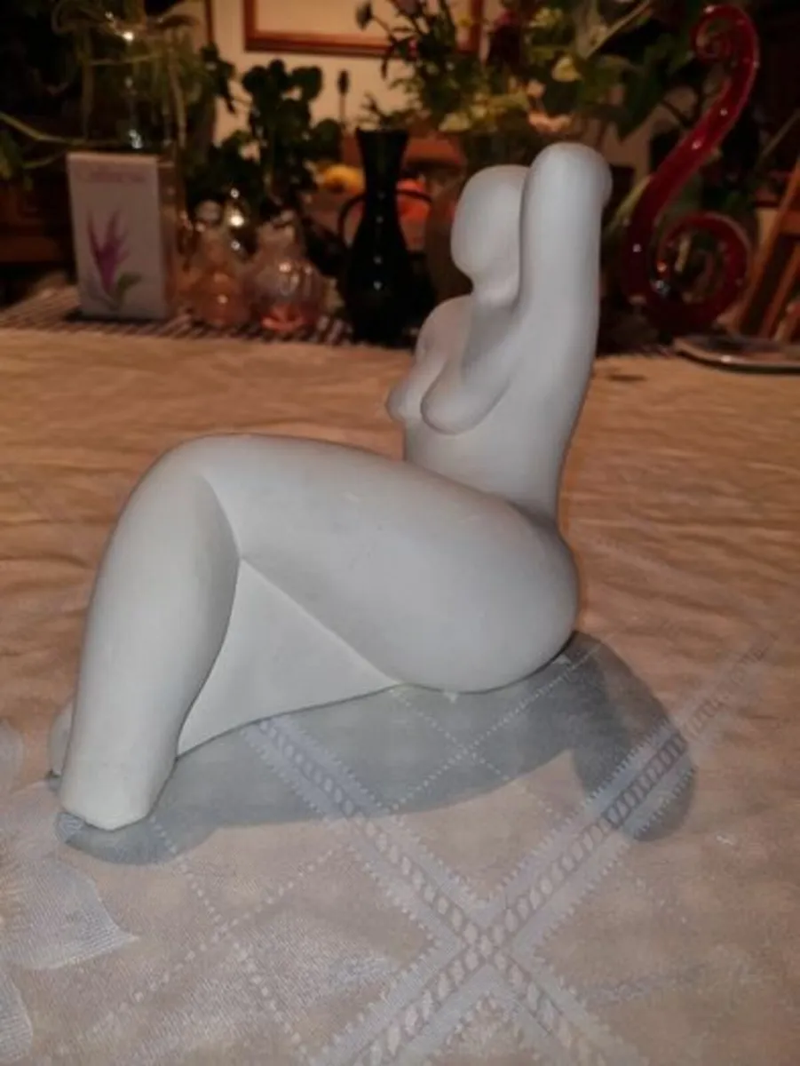 Female figurine made of white stone - Artistorika - Image 3