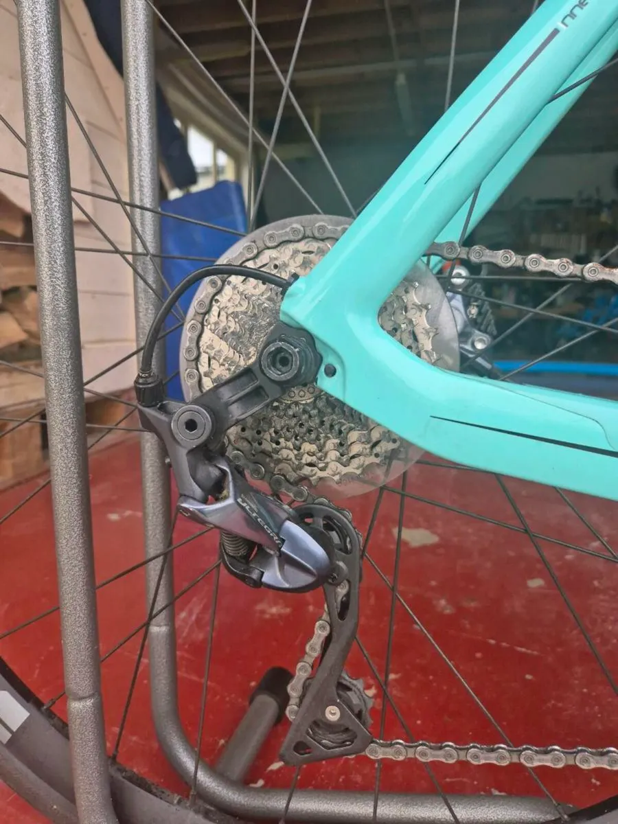 Bianchi Aria E-road Bike - Image 4