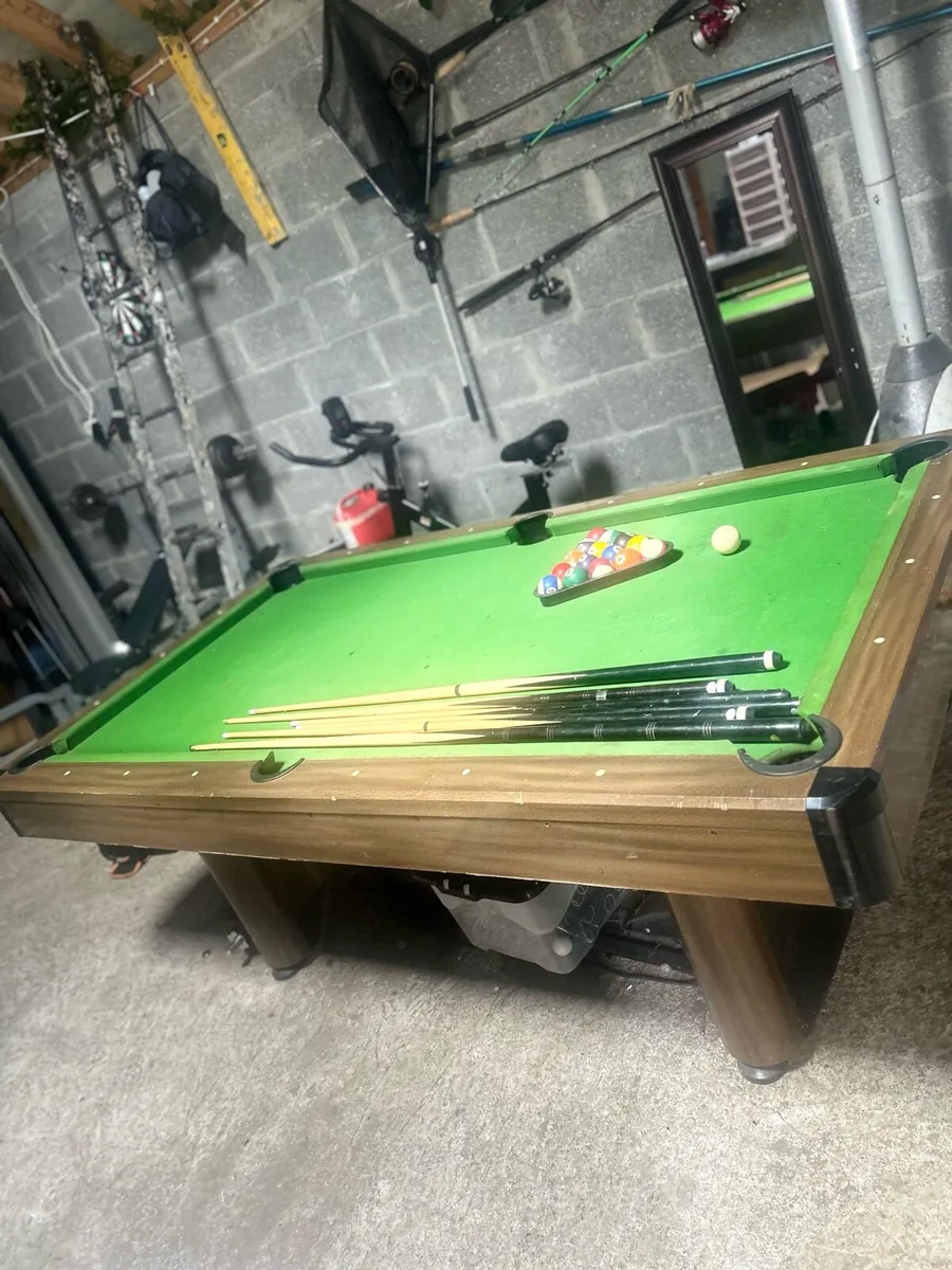 Pool table - Image 1