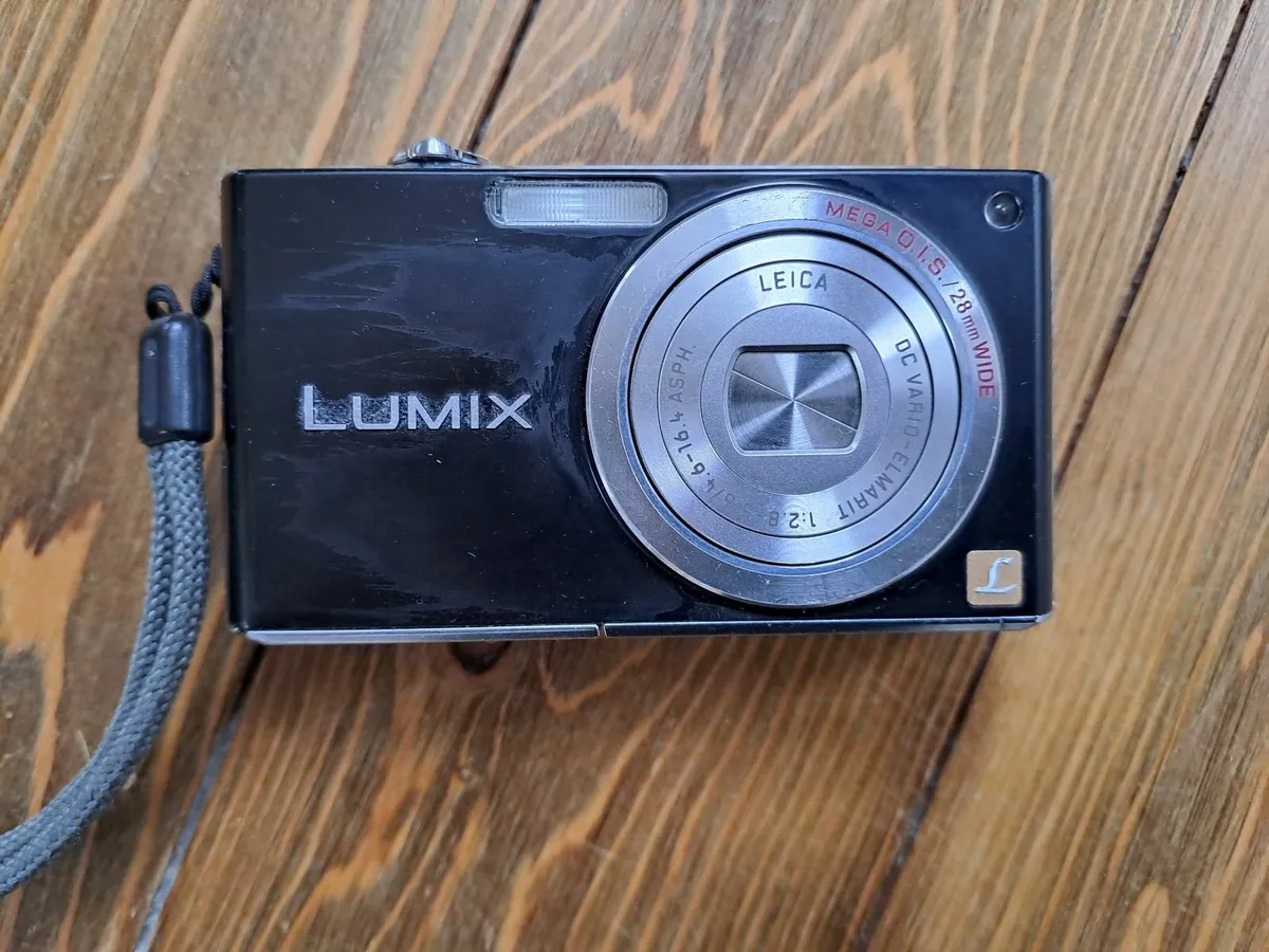 Compact digital camera - Image 1