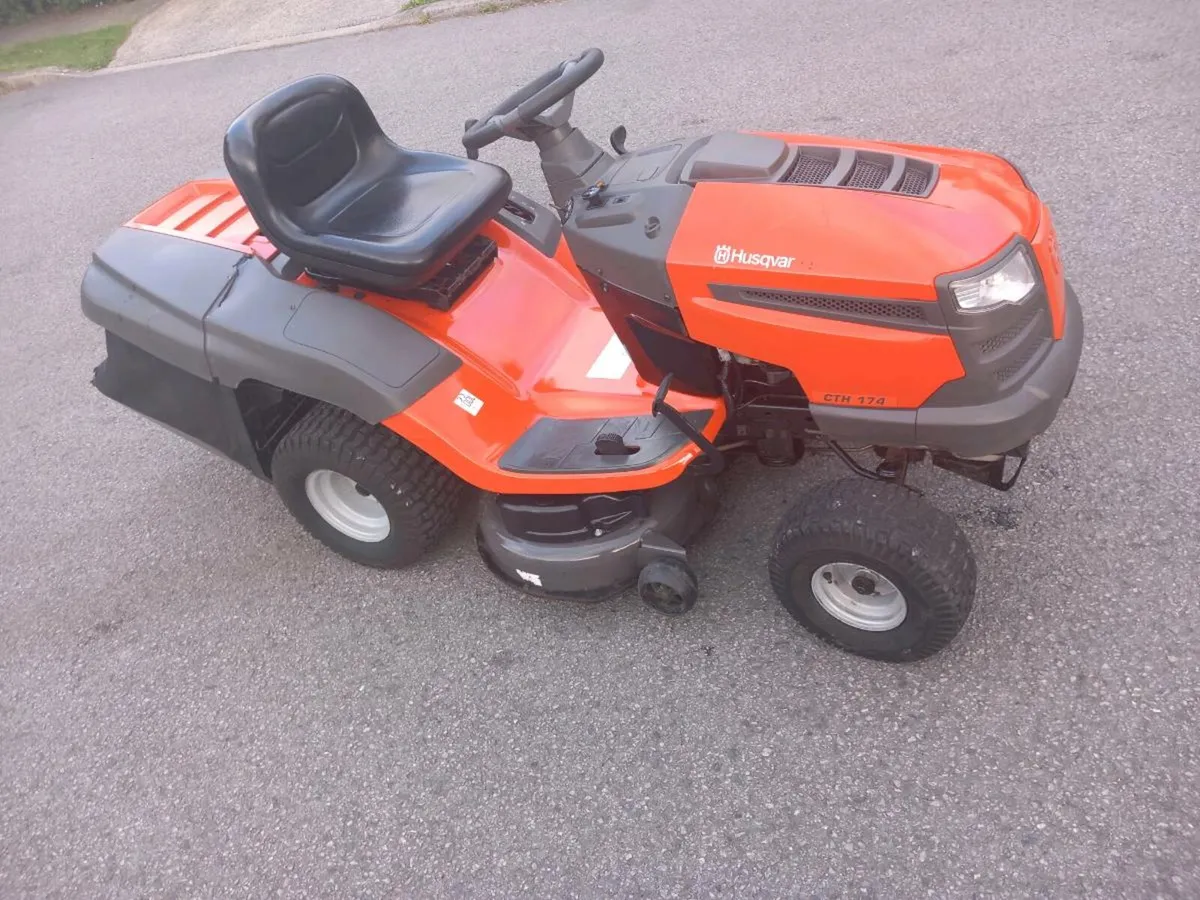 Ride on lawnmower - Image 1